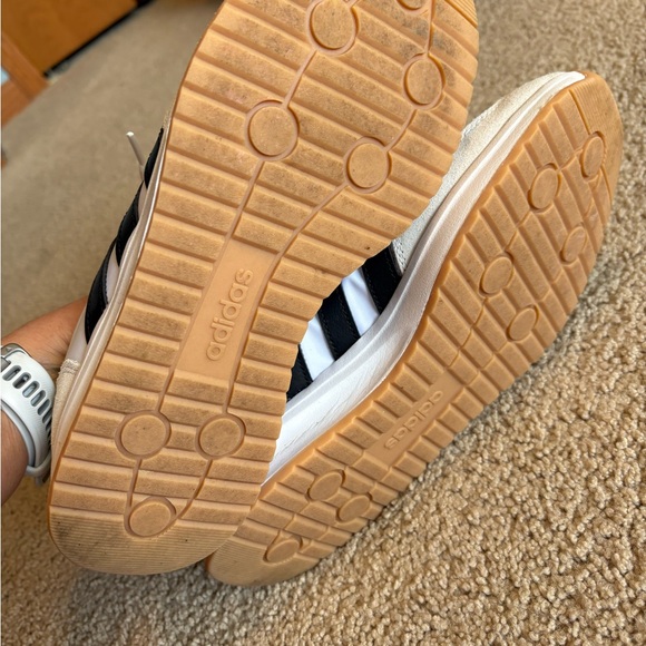 Women’s Adidas Runner 2 size 9.5 - Picture 2 of 3